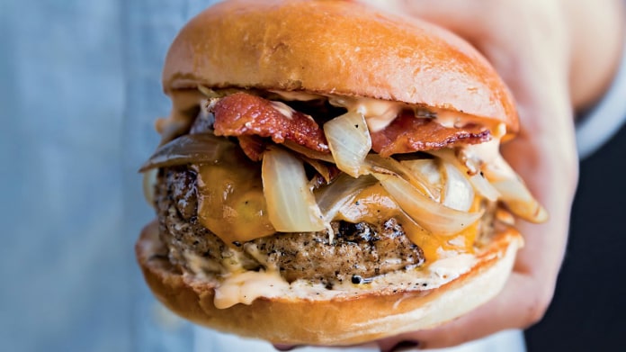 Krůtí burgery s čedarem, cibulí a slaninou Krůtí burgery s čedarem, cibulí a slaninou