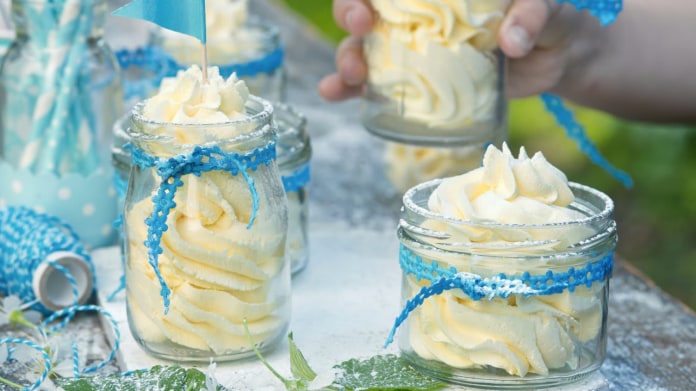 Poháry s citronovou pěnou Poháry s citronovou pěnou