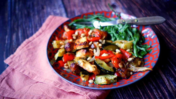 S Klárou v kuchyni: Pečená zelenina s klobáskami a sýrem halloumi S Klárou v kuchyni: Pečená zelenina s klobáskami a sýrem halloumi