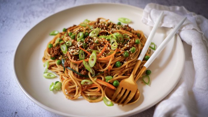 Špagety s hovězím ragú s Teriyaki omáčkou Špagety s hovězím ragú s Teriyaki omáčkou
