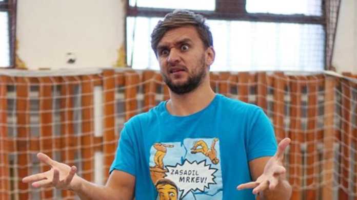 Tary se vysmál fanouškovi. 1 Tary se vysmál fanouškovi. 1