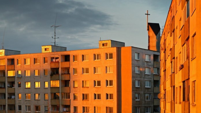 Paneláky nejsou jenom šedé, je to důležitá část našich dějin Paneláky nejsou jenom šedé, je to důležitá část našich dějin