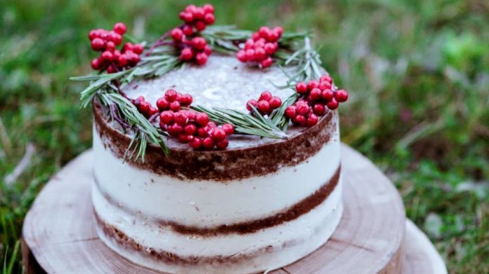 Veganský vanilkový dort s bílou čokoládou a ovocem Veganský vanilkový dort s bílou čokoládou a ovocem
