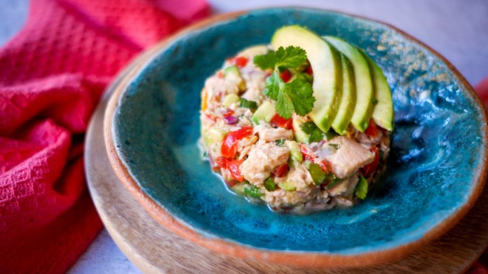 Ceviche z konzervovaného tuňáka s avokádem Ceviche z konzervovaného tuňáka s avokádem