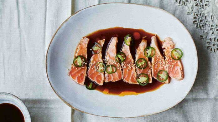 Lososové tataki s omáčkou ponzu a zelenými chilli papričkami Lososové tataki s omáčkou ponzu a zelenými chilli papričkami