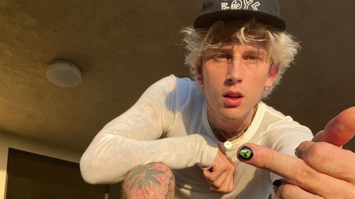 Machine Gun Kelly ukázal nové tetování 1 Machine Gun Kelly ukázal nové tetování 1