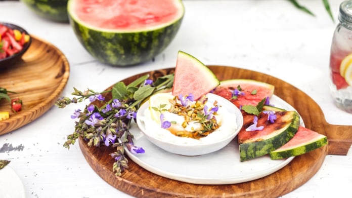 Grilovaný meloun v sirupu s citronovým mascarpone a pistáciemi Grilovaný meloun v sirupu s citronovým mascarpone a pistáciemi