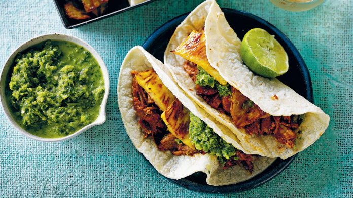 Tacos s vepřovým masem a ananasem Tacos s vepřovým masem a ananasem