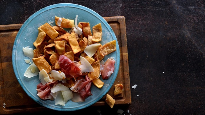 Pasta fritta - smažené křupky z nudlového těsta Pasta fritta - smažené křupky z nudlového těsta