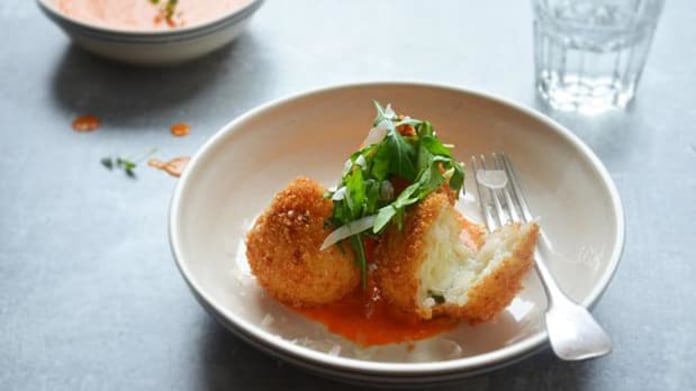 Arancini s mozzarellou a paprikovou omáčkou Arancini s mozzarellou a paprikovou omáčkou