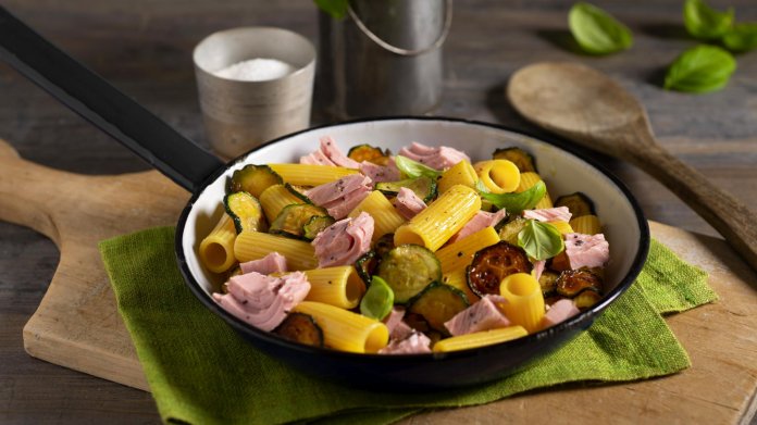 Rigatoni s tuňákem, cuketou a bazalkou Rigatoni s tuňákem, cuketou a bazalkou