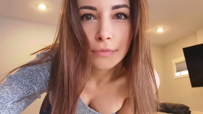 Alinity nechtěně ukázala bradavku 1 Alinity nechtěně ukázala bradavku 1