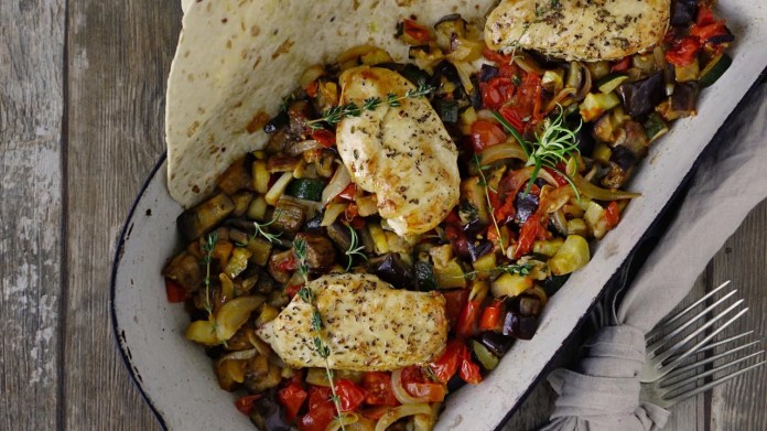Pečené ratatouille s kuřecím masem Pečené ratatouille s kuřecím masem