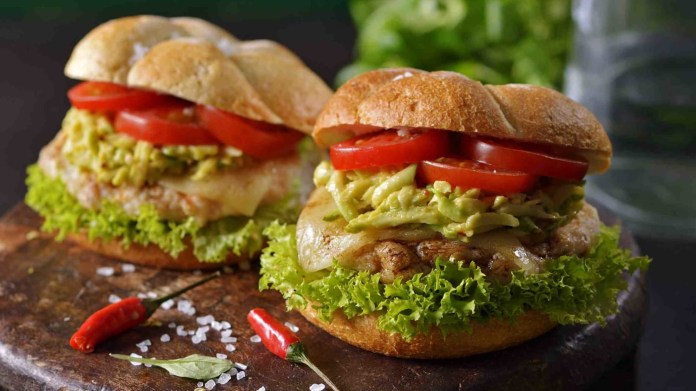 Mexické burgery s avokádovou salsou Mexické burgery s avokádovou salsou