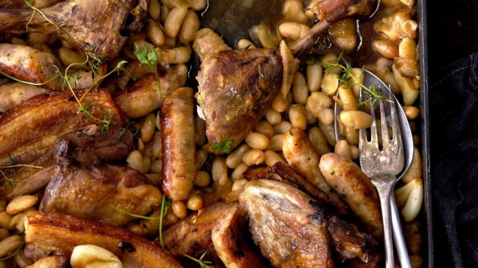 Tradiční cassoulet s kachnou, fazolemi a klobáskami Tradiční cassoulet s kachnou, fazolemi a klobáskami