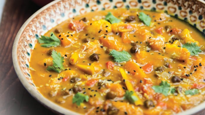 Jemné kokosové curry s dýní, květákem a cizrnou Jemné kokosové curry s dýní, květákem a cizrnou