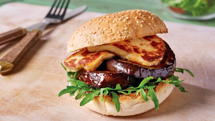 Vegeburger plný chutí s lilkem a halloumi sýrem Vegeburger plný chutí s lilkem a halloumi sýrem