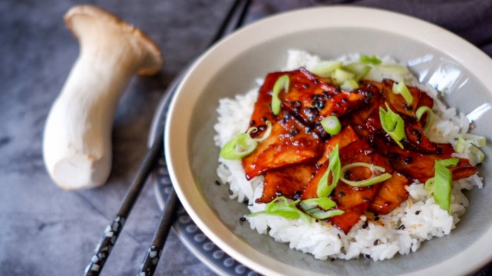 Hlíva královská s teriyaki omáčkou a jasmínovou rýží Hlíva královská s teriyaki omáčkou a jasmínovou rýží