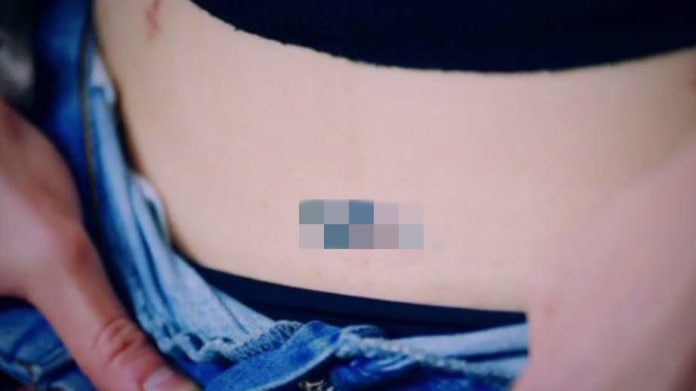 Holka se sprostým tetováním 5 Holka se sprostým tetováním 5