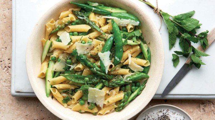 Pasta Primavera: Jarní těstoviny s chřestem a hráškem Pasta Primavera: Jarní těstoviny s chřestem a hráškem