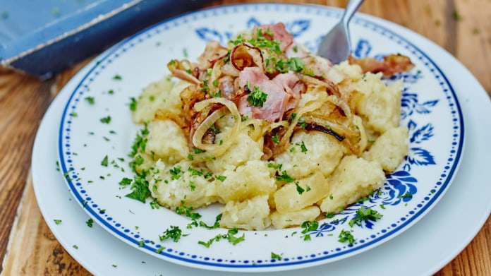 Tvarůžkové halušky s chalupářskou slaninou Tvarůžkové halušky s chalupářskou slaninou