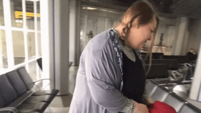 Žena nechtěla platit poplatek za příliš těžký kufr 2 Žena nechtěla platit poplatek za příliš těžký kufr 2