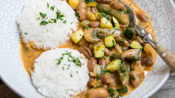 Fazolový stroganoff s restovanou cuketou Fazolový stroganoff s restovanou cuketou