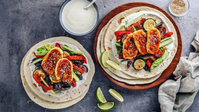 Fajitas se sýrem halloumi a teriyaki omáčkou Fajitas se sýrem halloumi a teriyaki omáčkou