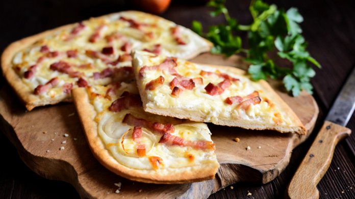 Tarte flambée: francouzský cibulový koláč se slaninou Tarte flambée: francouzský cibulový koláč se slaninou