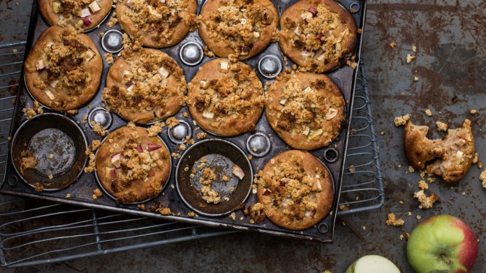 Muffiny z pečených jablek s drobenkou Muffiny z pečených jablek s drobenkou