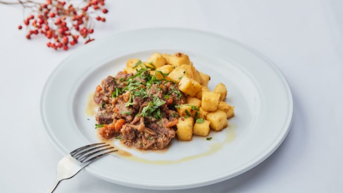 Křupavá polenta s divočákem a zeleninou Křupavá polenta s divočákem a zeleninou
