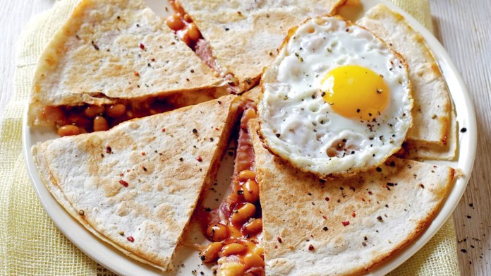 Snídaňová quesadilla s pečenými fazolemi, šunkou a vejci Snídaňová quesadilla s pečenými fazolemi, šunkou a vejci