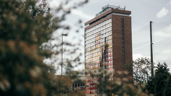 Hotel Olympik má dnes novou červeno-žlutou fasádu Hotel Olympik má dnes novou červeno-žlutou fasádu
