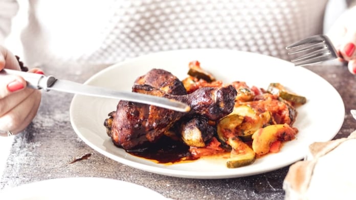 Kuřecí paličky na medu s ratatouille Kuřecí paličky na medu s ratatouille