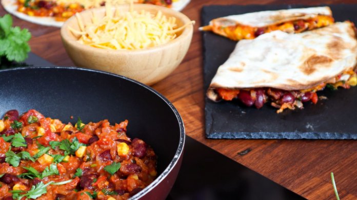 Mexická quesadilla s fazolovou náplní a sýrem Mexická quesadilla s fazolovou náplní a sýrem