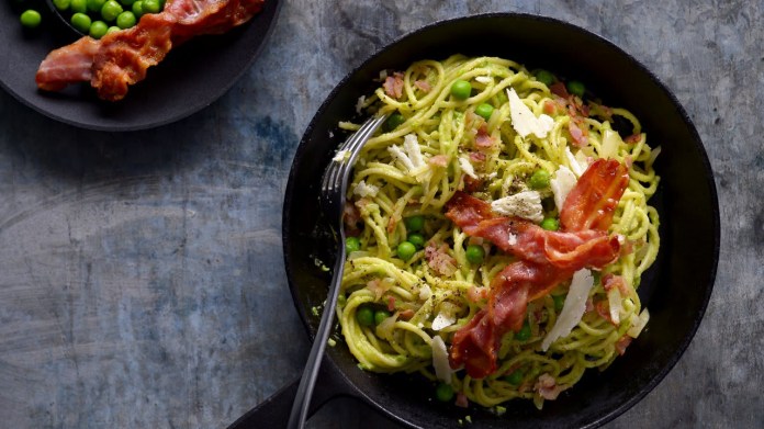 Těstoviny carbonara se zeleným hráškem Těstoviny carbonara se zeleným hráškem