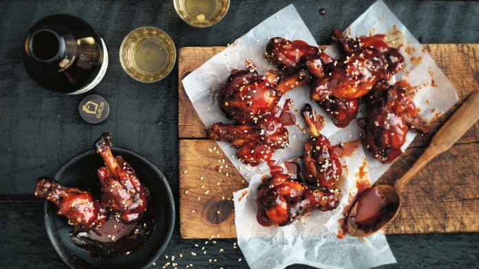 Smažená korejská křidýlka s pikantní chilli glazurou Smažená korejská křidýlka s pikantní chilli glazurou
