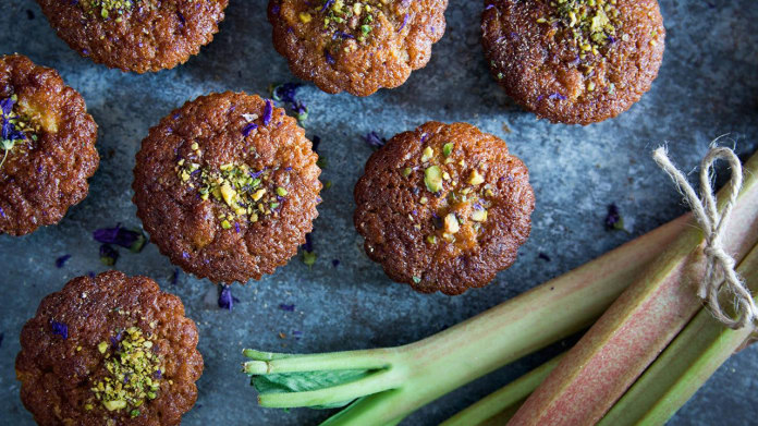 Pomerančové muffiny s rebarborou a kardamomem Pomerančové muffiny s rebarborou a kardamomem