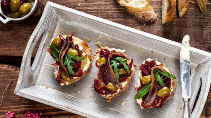 Bruschetta s cibulovou marmeládou, ančovičkou a olivami Bruschetta s cibulovou marmeládou, ančovičkou a olivami