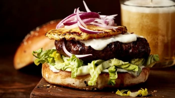 Hovězí burger s grilovaným ananasem Hovězí burger s grilovaným ananasem