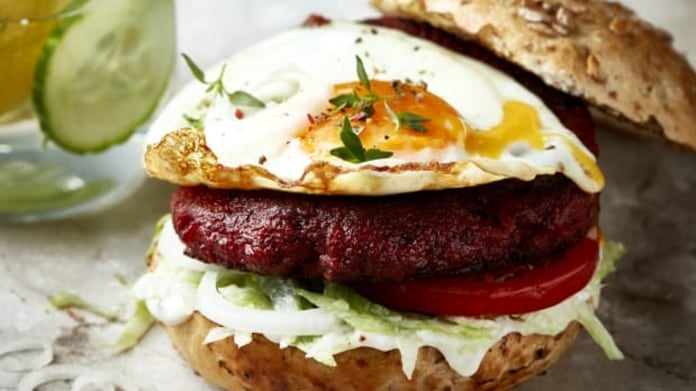 Burger z červené řepy s volským okem Burger z červené řepy s volským okem