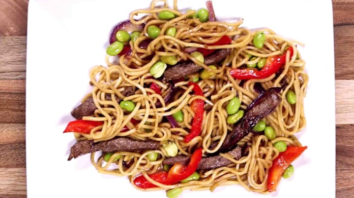 Teriyaki vaječné nudle s hovězím masem a sójovými boby edamame Teriyaki vaječné nudle s hovězím masem a sójovými boby edamame
