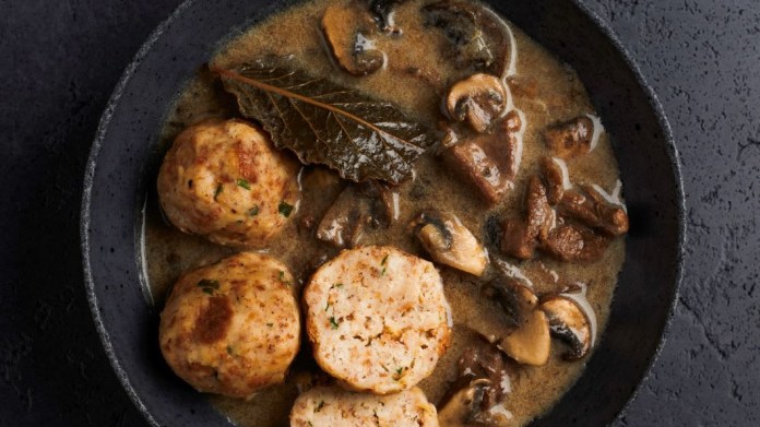 Srnčí ragú na houbách s celozrnným knedlíkem Srnčí ragú na houbách s celozrnným knedlíkem