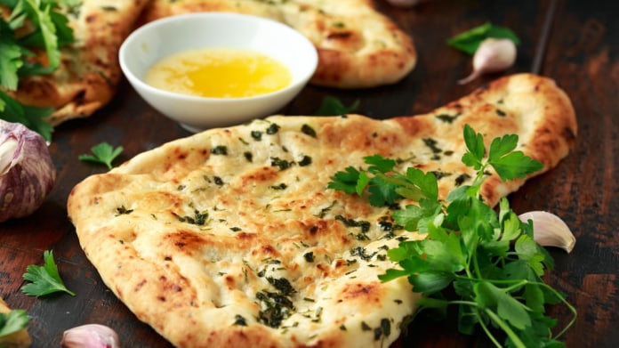 Česnekový naan – indická chlebová placka Česnekový naan – indická chlebová placka