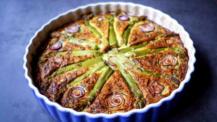 S Klárou v kuchyni: Chřestový quiche s bramborákovým korpusem S Klárou v kuchyni: Chřestový quiche s bramborákovým korpusem