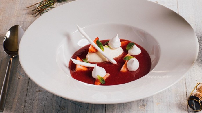Osvěžující jahodová polévka s mascarpone a sněhovými pusinkami Osvěžující jahodová polévka s mascarpone a sněhovými pusinkami