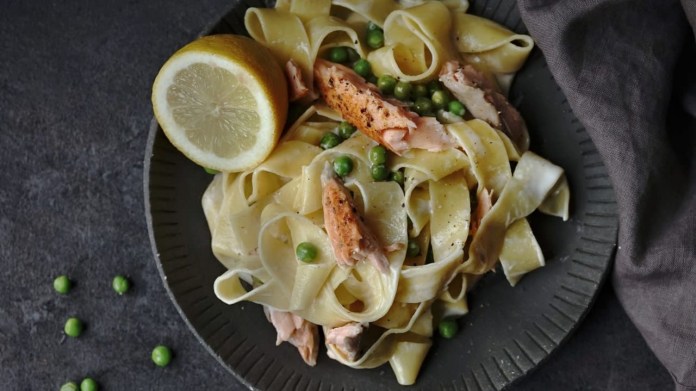 Svěží těstoviny s lososem, hráškem a citronovou omáčkou Svěží těstoviny s lososem, hráškem a citronovou omáčkou