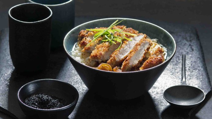 Japonský vepřový řízek Katsudon Japonský vepřový řízek Katsudon