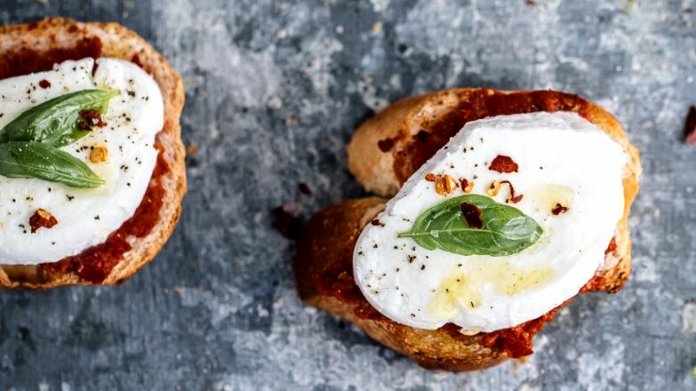 Křupavá rajčatová bruschetta Křupavá rajčatová bruschetta