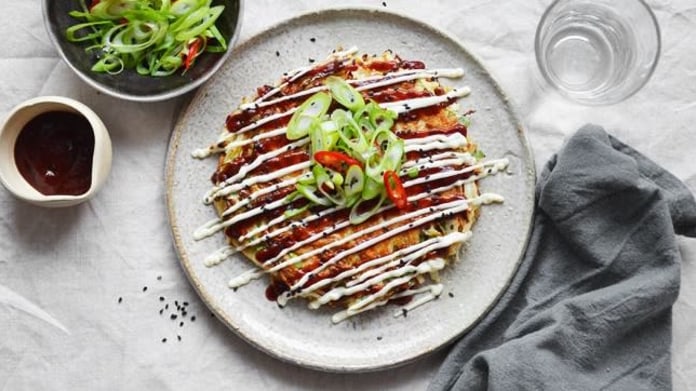 Japonská omeleta okonomiyaki se zelím Japonská omeleta okonomiyaki se zelím